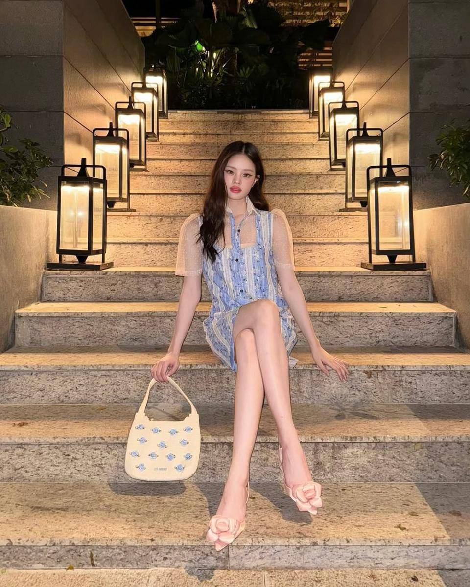 potret ide smart casual look pakai skirt dan dress ala Achiraya Nitibhon (instagram.com/allynitibhon)