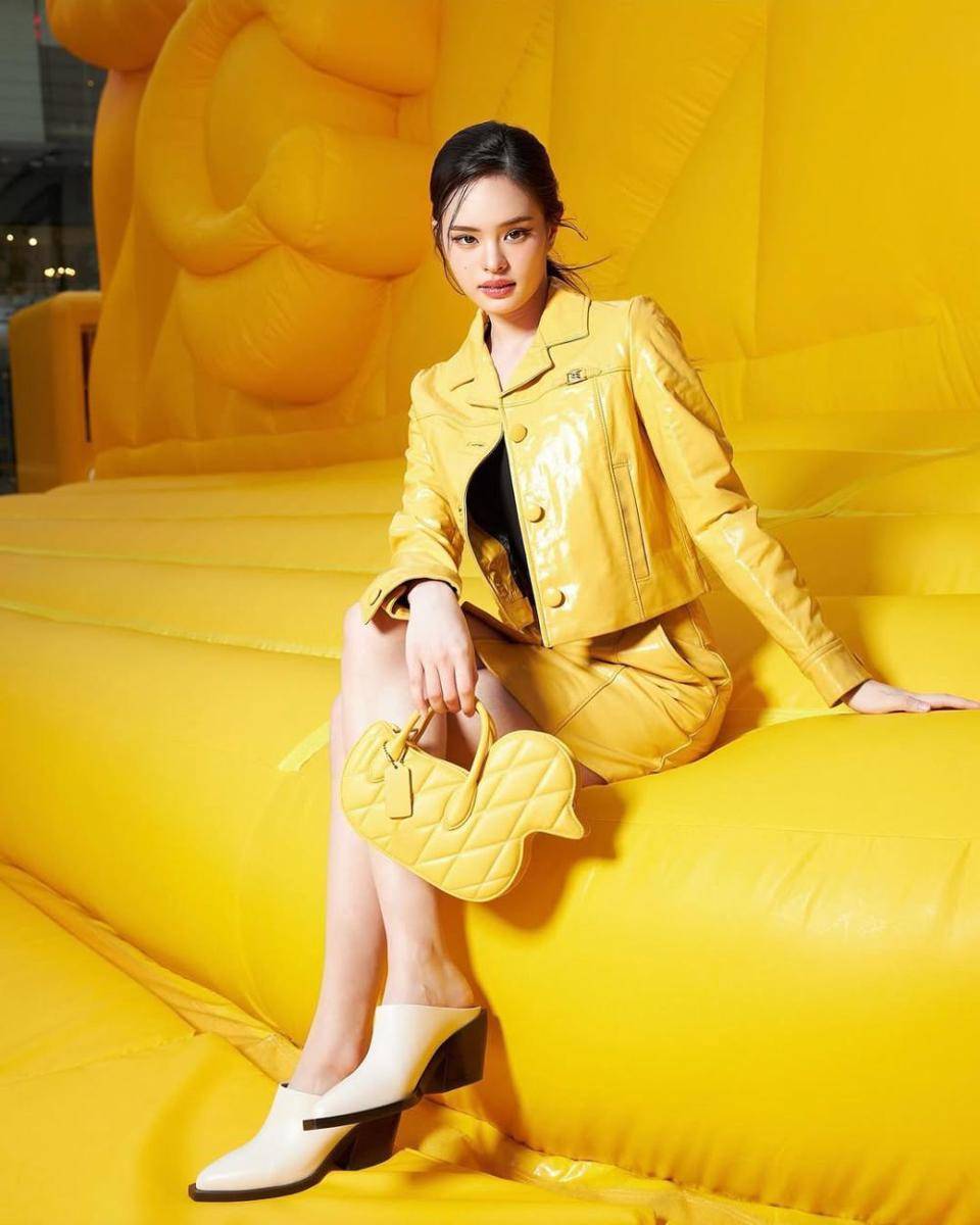 potret ide smart casual look pakai skirt dan dress ala Achiraya Nitibhon (instagram.com/allynitibhon)