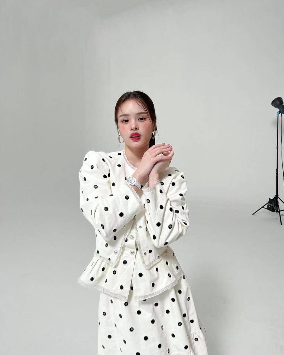 potret ide smart casual look pakai skirt dan dress ala Achiraya Nitibhon (instagram.com/allynitibhon)