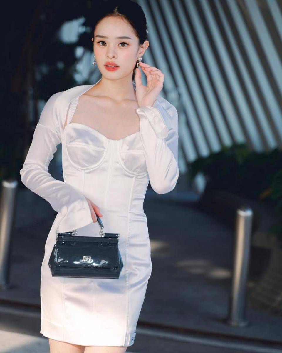 potret ide smart casual look pakai skirt dan dress ala Achiraya Nitibhon (instagram.com/allynitibhon)