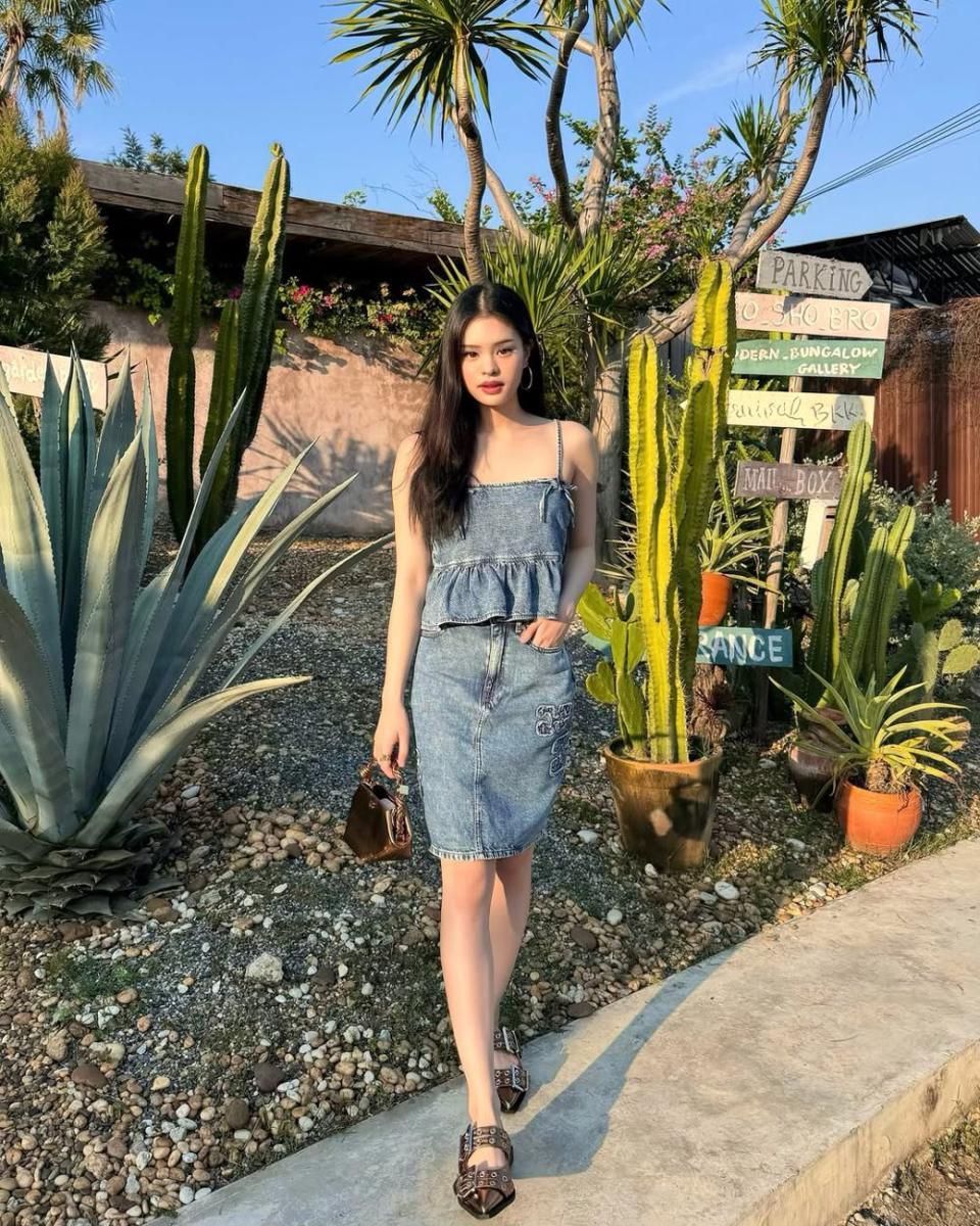 potret ide girly casual look yang stylish ala Achiraya Nitibhon (instagram.com/allynitibhon)