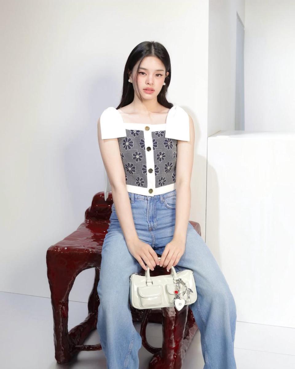 potret ide girly casual look yang stylish ala Achiraya Nitibhon (instagram.com/allynitibhon)