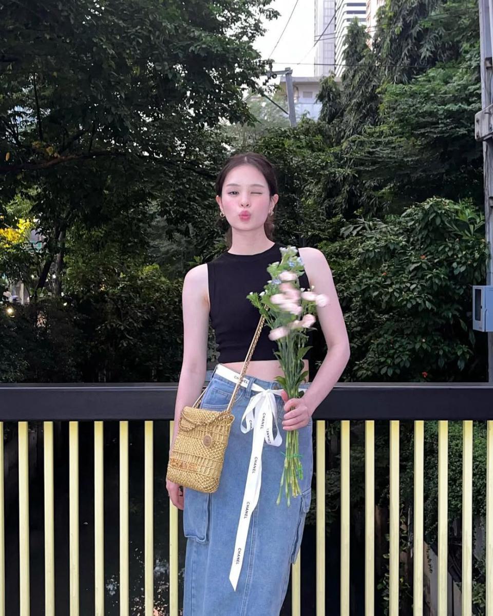 potret ide girly casual look yang stylish ala Achiraya Nitibhon (instagram.com/allynitibhon)