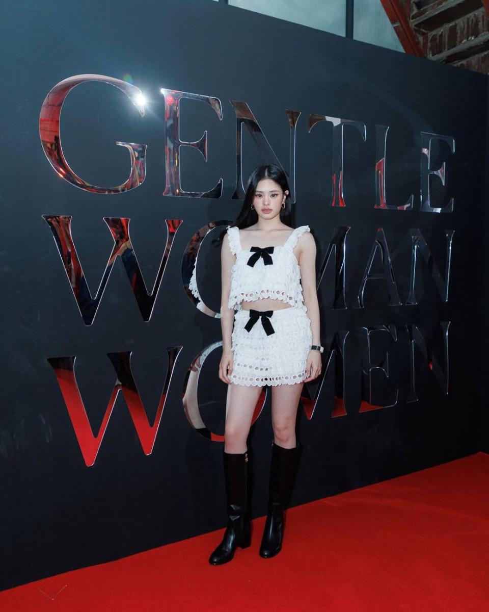 potret ide OOTD yang playful dan colorful ala Achiraya Nitibhon (instagram.com/allynitibhon)
