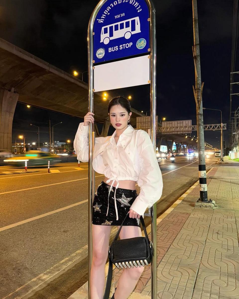potret ide OOTD yang playful dan colorful ala Achiraya Nitibhon (instagram.com/allynitibhon)