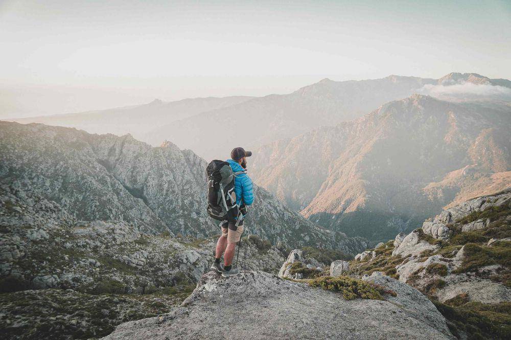 ilustrasi pria sedang mendaki gunung (unsplash.com/Ophélie Authier)