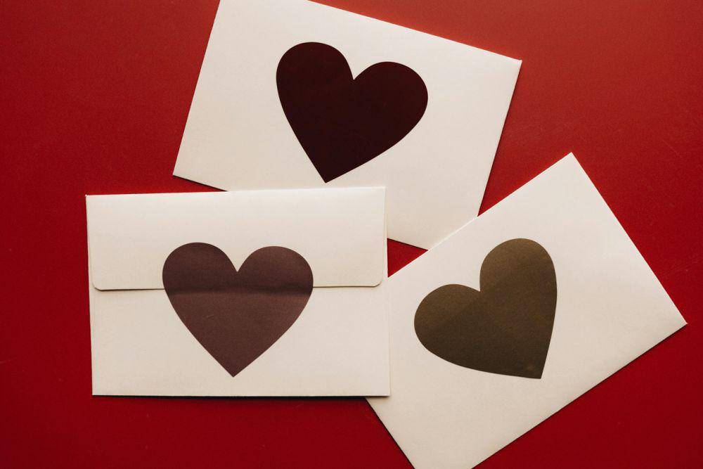 ilustrasi amplop tema Valentine (pexels.com/alleksana)