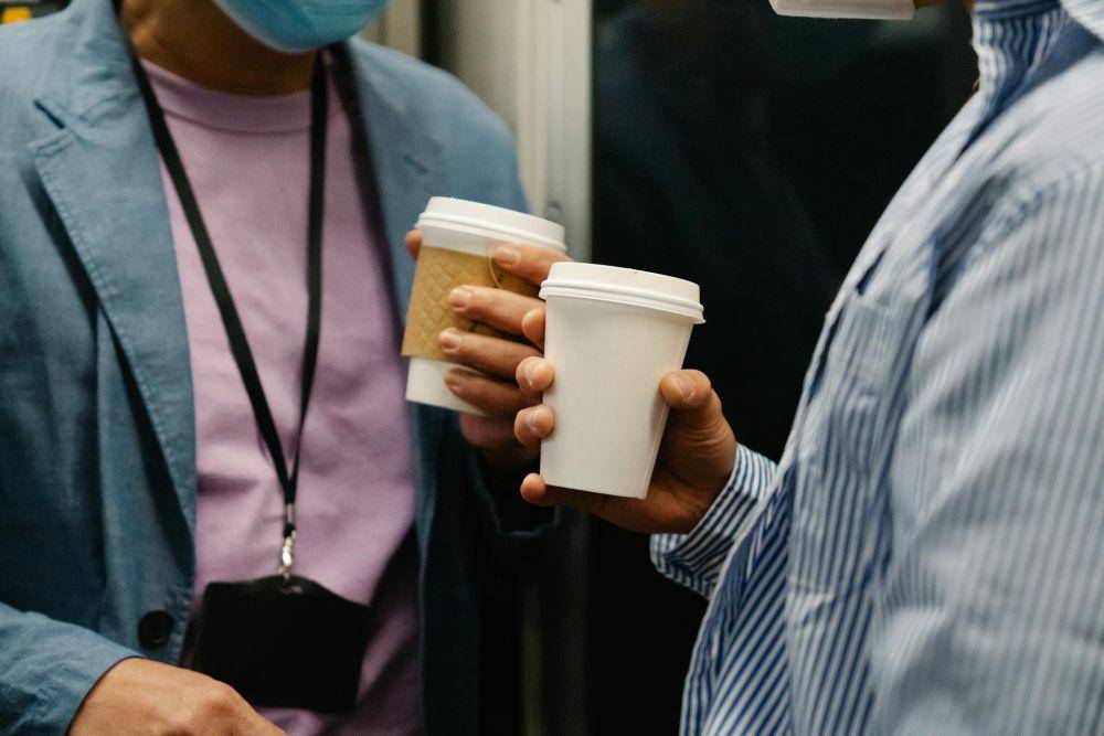 Potret pekerja minum kopi (pexels.com/@felicity-tai)
