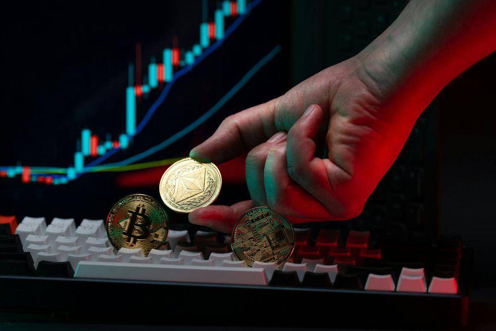 ilustrasi mengambil keputusan dalam memilih investasi (pexels.com/Jakub Zerdzicki)