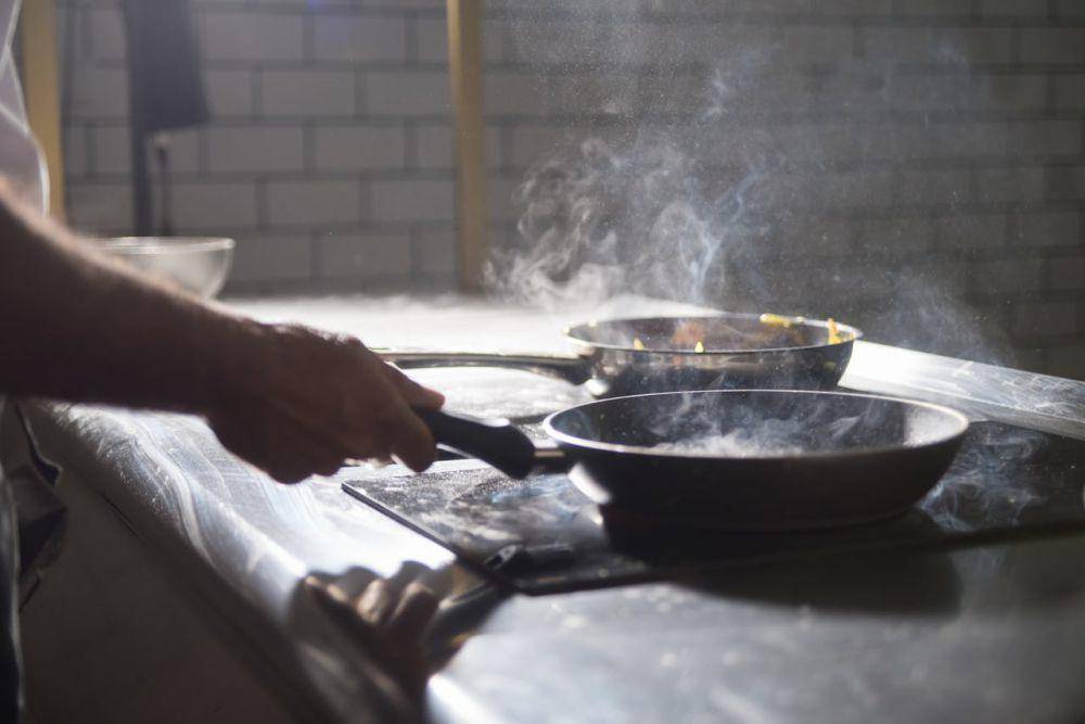 illustrasi wajan panas untuk memasak (pexels.com/Kampus Production)