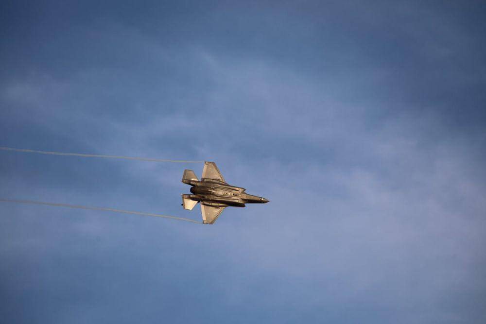 Ilustrasi pesawat F-35 bermanuver (pexels.com/Markus Ilmari)