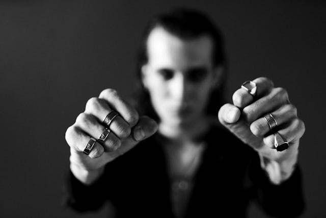 ilustrasi cincin pria (pexels.com/SHVETS production)