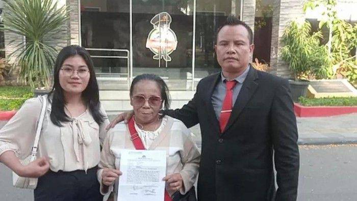 Poltak Silitonga (pakai jas) mendampingi Tianas Situmorang (tengah) saat laporkan Bank Sumut ke Polda sumut beberapa waktu lalu. (Foto: Dok Pribadi Poltak)