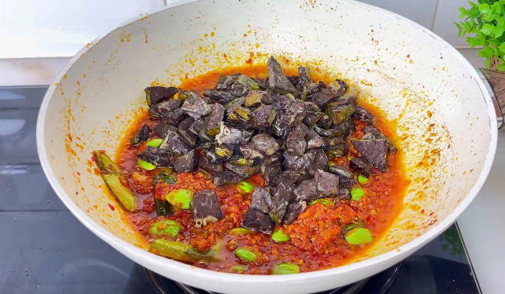 ilustrasi memasak sambal paru pete pedas gurih (YouTube.com/Ika Mardatillah)