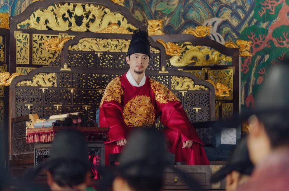 Potret Lee Jun Young di The Queen Who Crowns (instagram.com/rela_2junyoung)