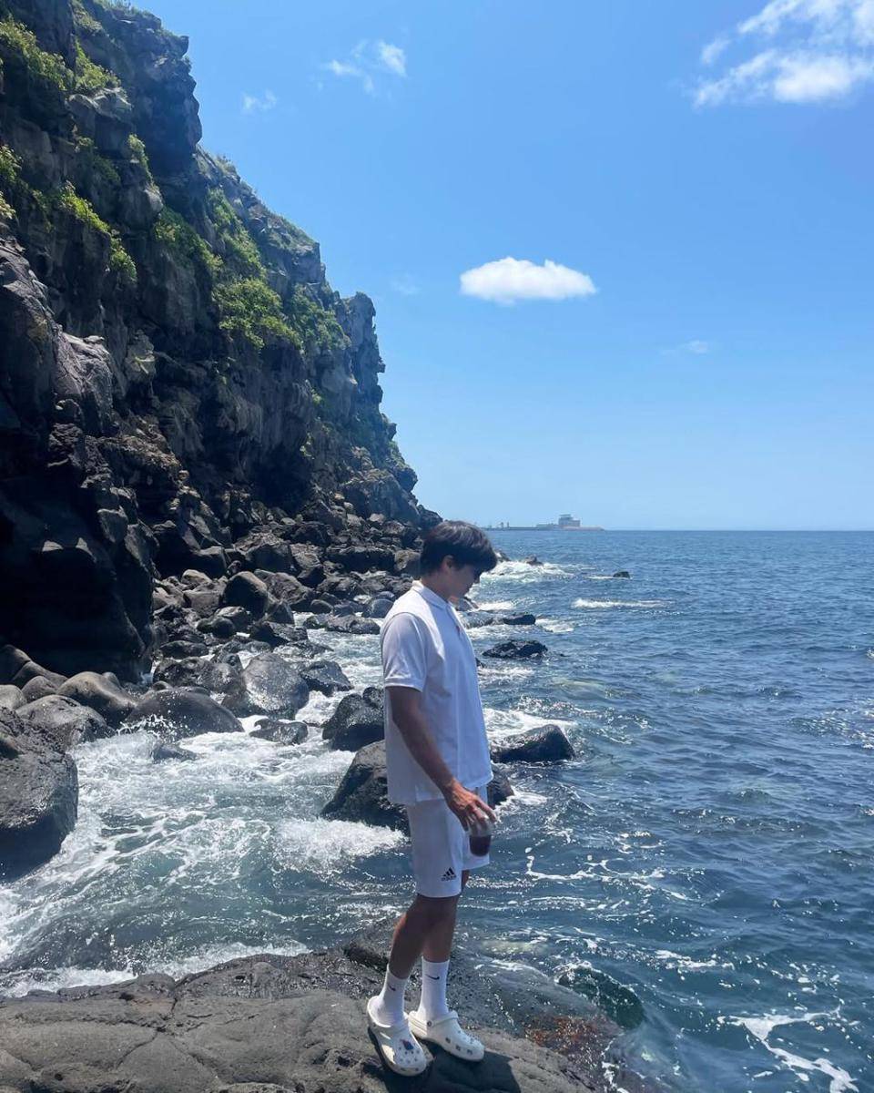 outfit casual sporty style ala Park Eun Seok (instagram.com/_____silverstone_____)