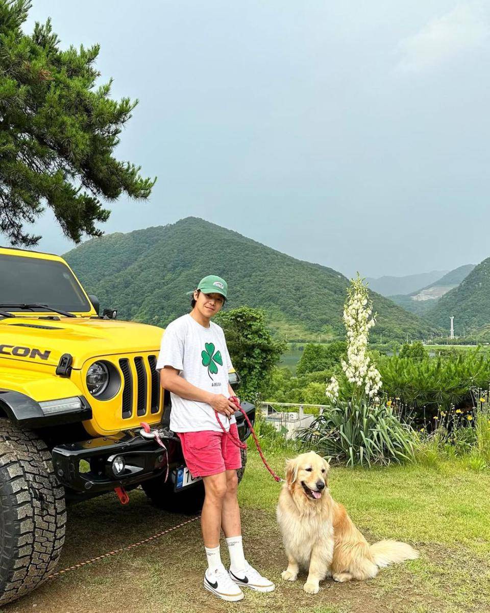 outfit casual sporty style ala Park Eun Seok (instagram.com/_____silverstone_____)
