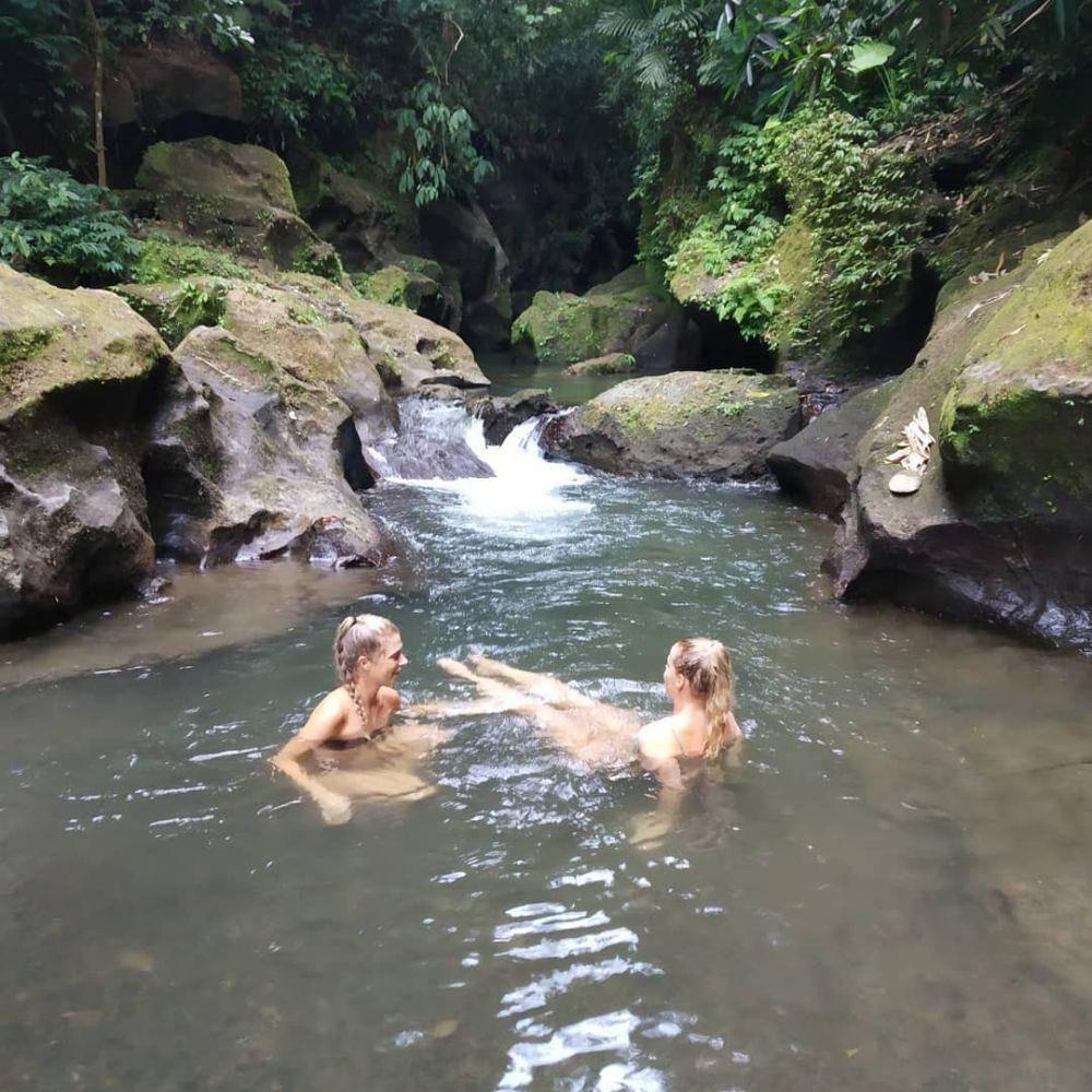 sungai di dekat air terjun yang bisa untuk berendam (instagram.com/ggc_waterfall_bali)