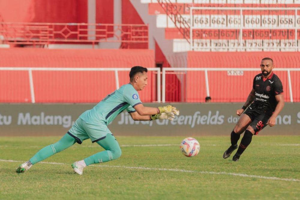 Salah satu momen pertandingan pekan ke-22 BRI Liga 1 2024/2025 antara Arema FC versus PSM Makassar yang berlangsung di Stadion Gelora Soepriadi Blitar, Senin 10 Februari 2025. (Dok. Ofisial PSM Makassar/Agung Dewantara)