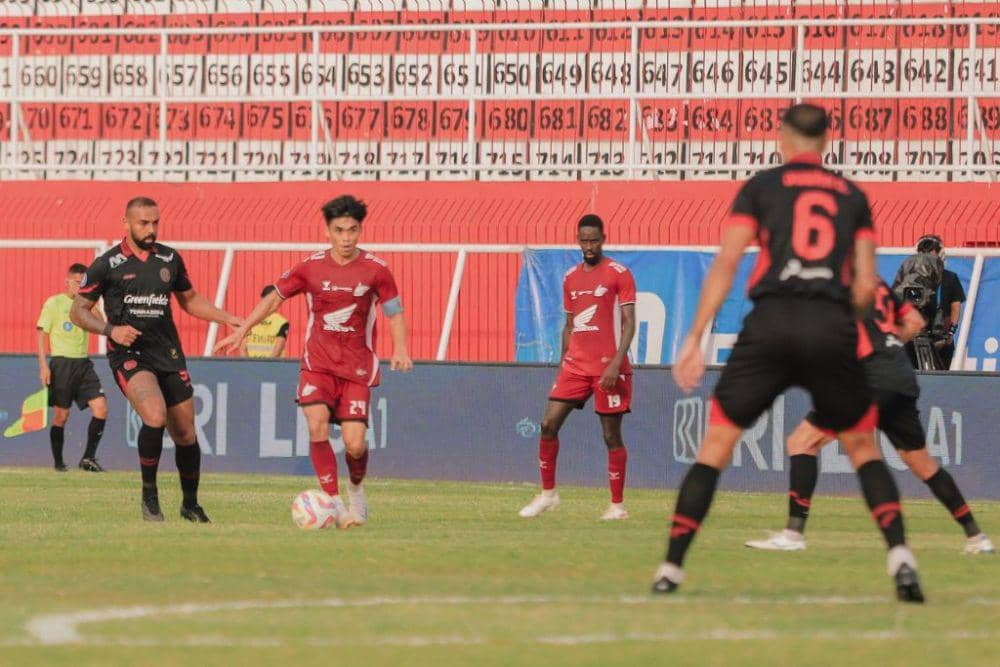 Salah satu momen pertandingan pekan ke-22 BRI Liga 1 2024/2025 antara Arema FC versus PSM Makassar yang berlangsung di Stadion Gelora Soepriadi Blitar, Senin 10 Februari 2025. (Dok. Ofisial PSM Makassar/Agung Dewantara)