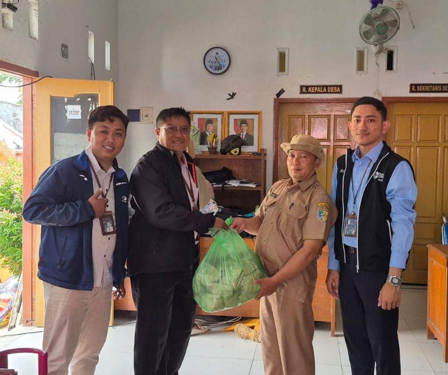 BRI Branch Office (BO) Demak memberikan bantuan kepada para pengungsi dan warga yang terdampak banjir di Kecamatan Sayung, Kabupaten Demak. (dok. BRI Demak)