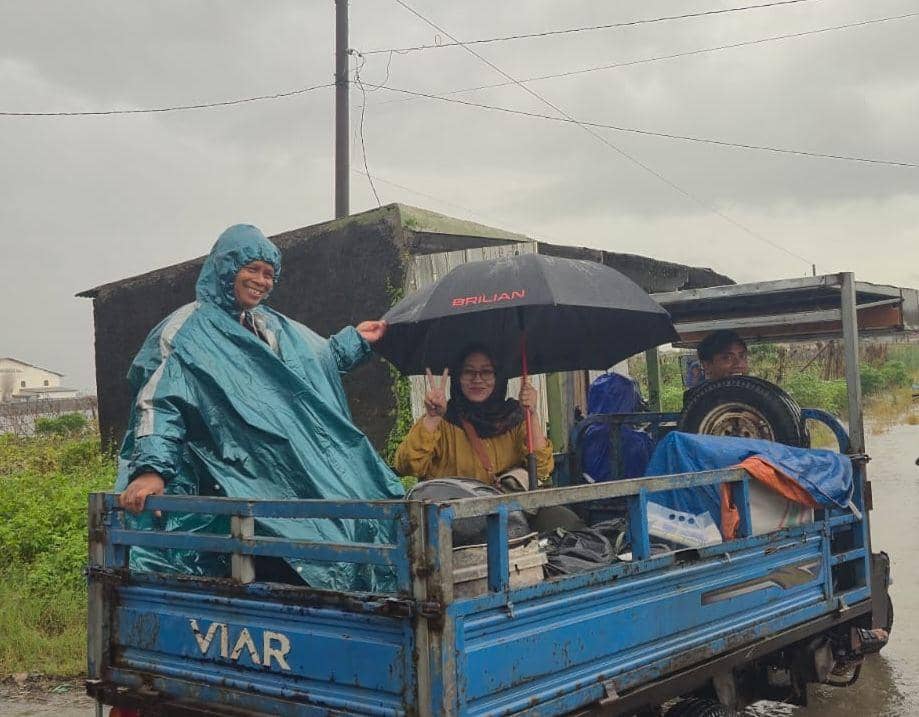 BRI Branch Office (BO) Demak memberikan bantuan kepada para pengungsi dan warga yang terdampak banjir di Kecamatan Sayung, Kabupaten Demak. (dok. BRI Demak)