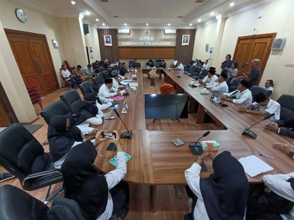 Guru swasta P1 Tulungagung saat mengadukan nasibke DPRD. IDN Times/Bramanta Pamungkas