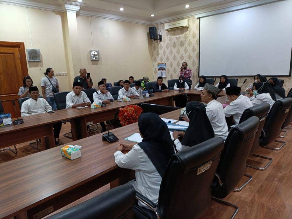Guru swasta P1 Tulungagung saat mengadukan nasibke DPRD. IDN Times/Bramanta Pamungkas