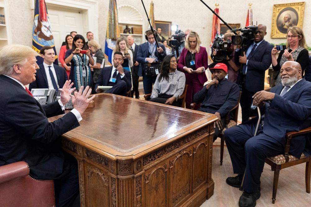 Presiden Donald J. Trump dan Kanye West di Ruang Oval, Gedung Putih (commons.wikimedia.org/Official White House Photo)