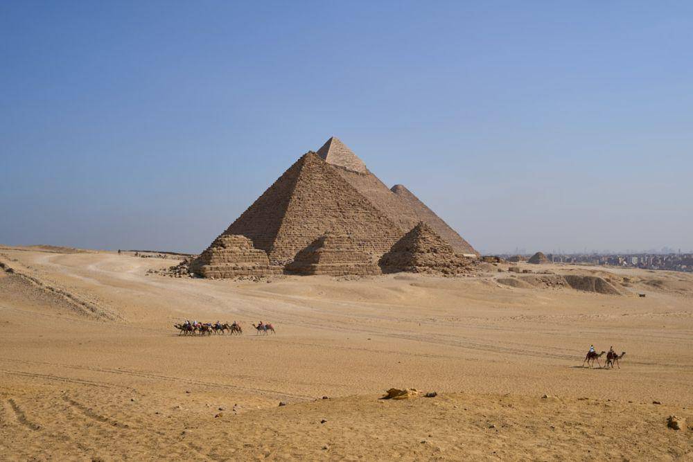 Piramida Giza (unsplash.com/Dmitrii Zhodzishskii)