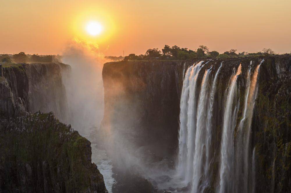 Victoria Falls (unsplash.com/Sammy Wong)