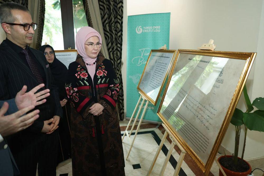 Gaya Batik Istri Erdogan saat Kunjungan di Indonesia, Corak Buketan!
