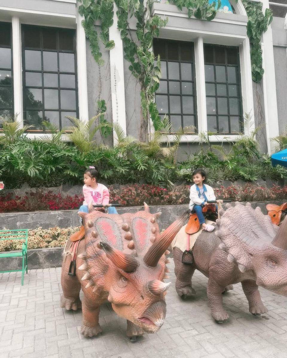potret liburan Adzana Bing Slamet dan keluarga (instagram.com/adzanabs)
