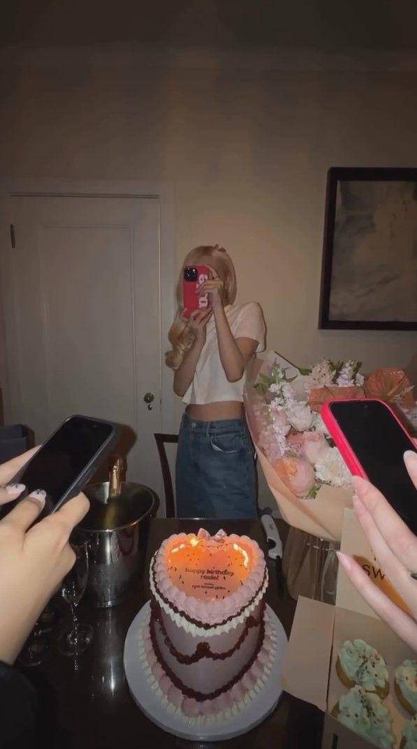 potret kejutan ulang tahun Rose BLACKPINK ke-28 (instagram.com/roses_are_rosie)