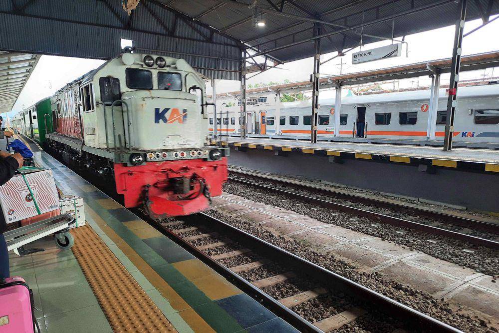 KA Sri Tanjung di Stasiun Kertosono, Nganjuk (dok. pribadi/Fatma Roisatin Nadhiroh)