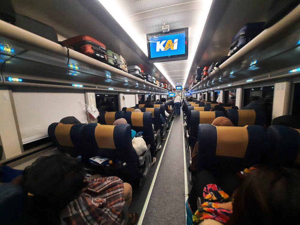 interior KA Majapahit Kelas Ekonomi New Generation Stainless Steel (dok. pribadi/Fatma Roisatin Nadhiroh)