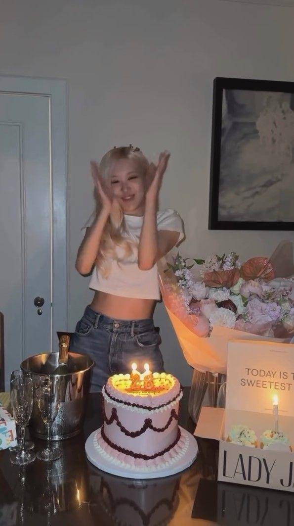 potret kejutan ulang tahun Rose BLACKPINK ke-28 (instagram.com/roses_are_rosie)