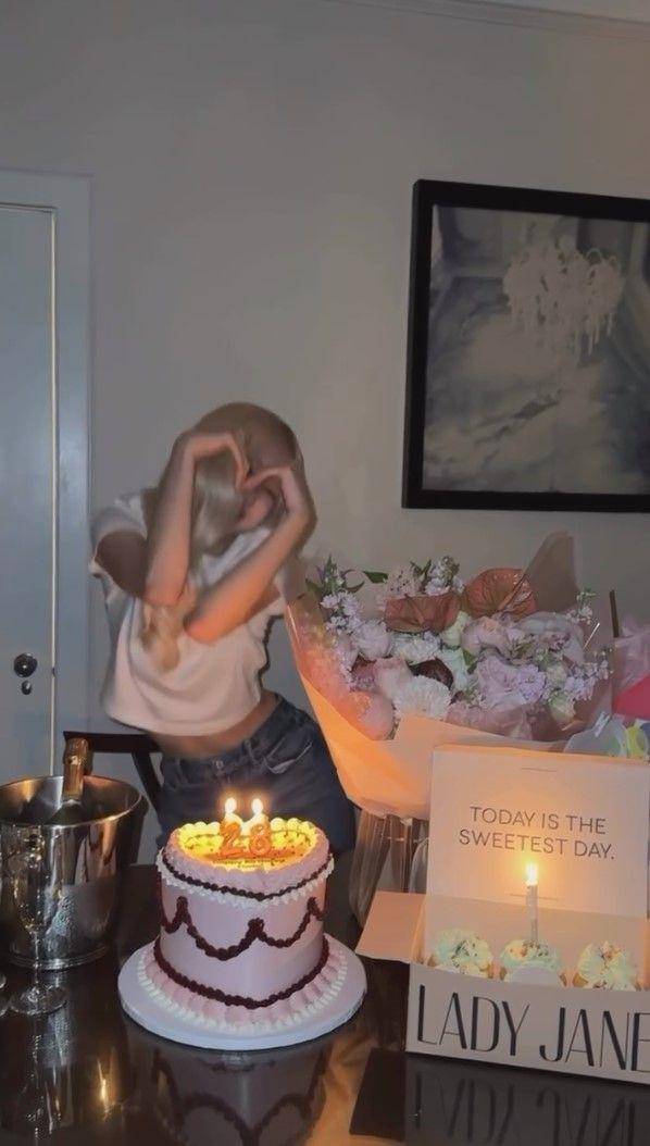 potret kejutan ulang tahun Rose BLACKPINK ke-28 (instagram.com/roses_are_rosie)