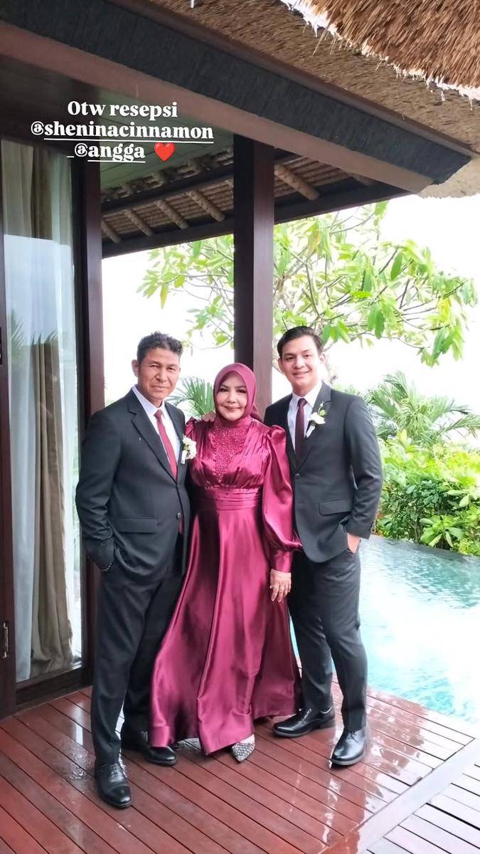 keluarga di pernikahan Angga dan Shenina (Instagram.com/yunitamhrani)