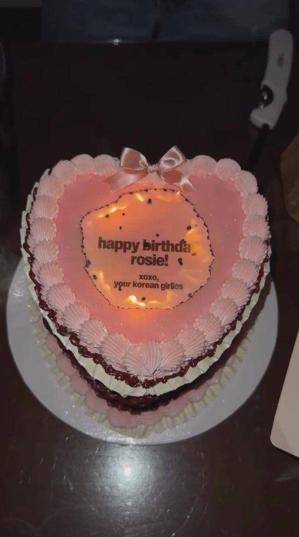 potret kejutan ulang tahun Rose BLACKPINK ke-28 (instagram.com/roses_are_rosie)