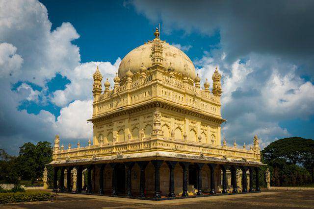 Mysore temple (unsplash.com/@photographsbyashish)