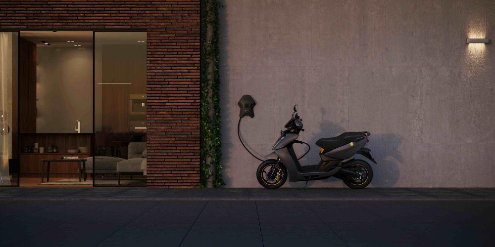 ilustrasi mengisi daya motor listrik (unsplash.com/Ather Energy)