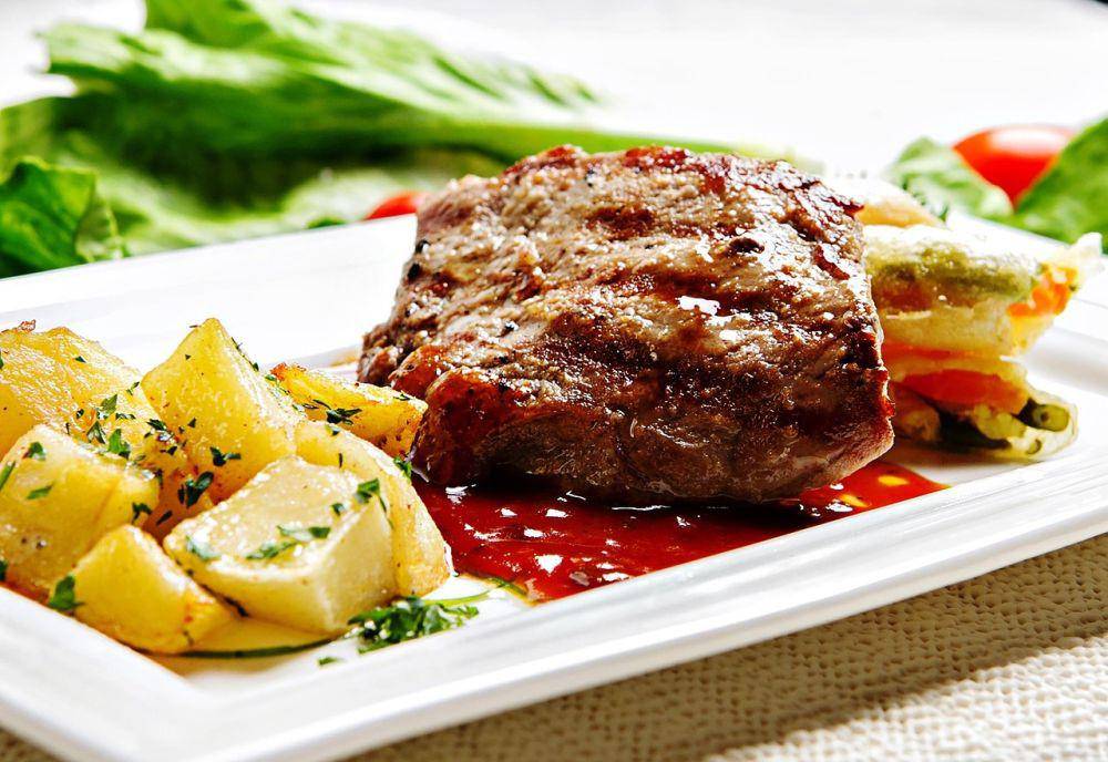 Ilustrasi steak dengan cairan merah (pixabay.com/rierosa222)