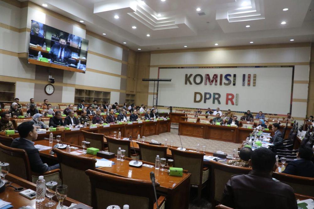 DPR Minta Mahasiswi ITB Pengunggah Meme Prabowo-Jokowi Ciuman Dibina