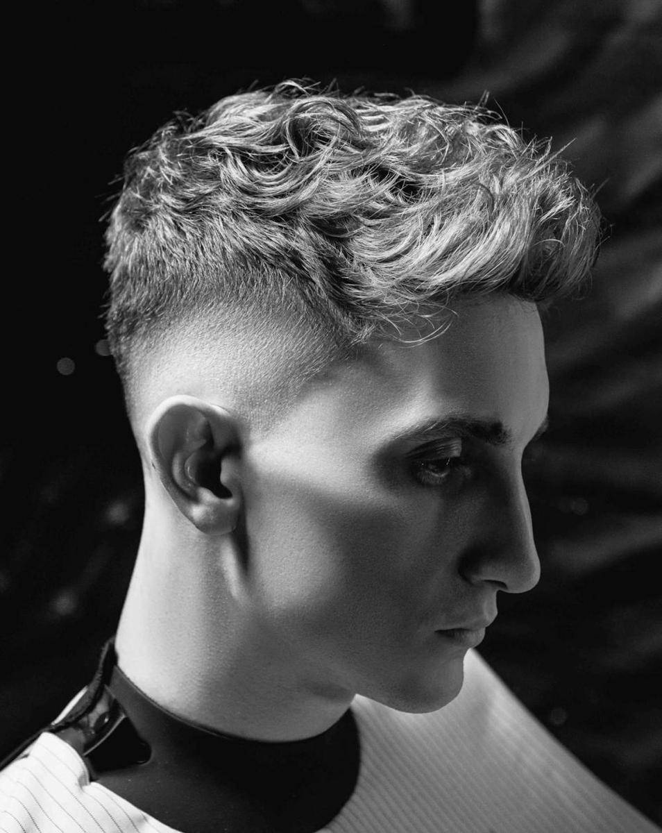 ilustrasi potongan rambut faux hawk (pexels.com/@pexels-user-685217780)