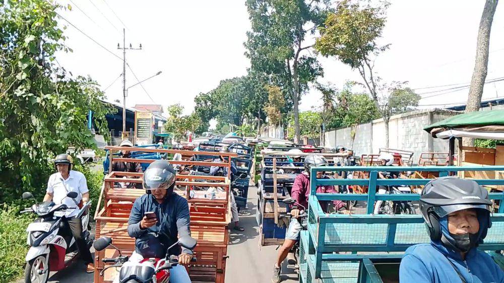 Ribuan pedagang sayur geruduk kantor Pengadilan Negeri Magetan. IDN Times/ Riyanto.