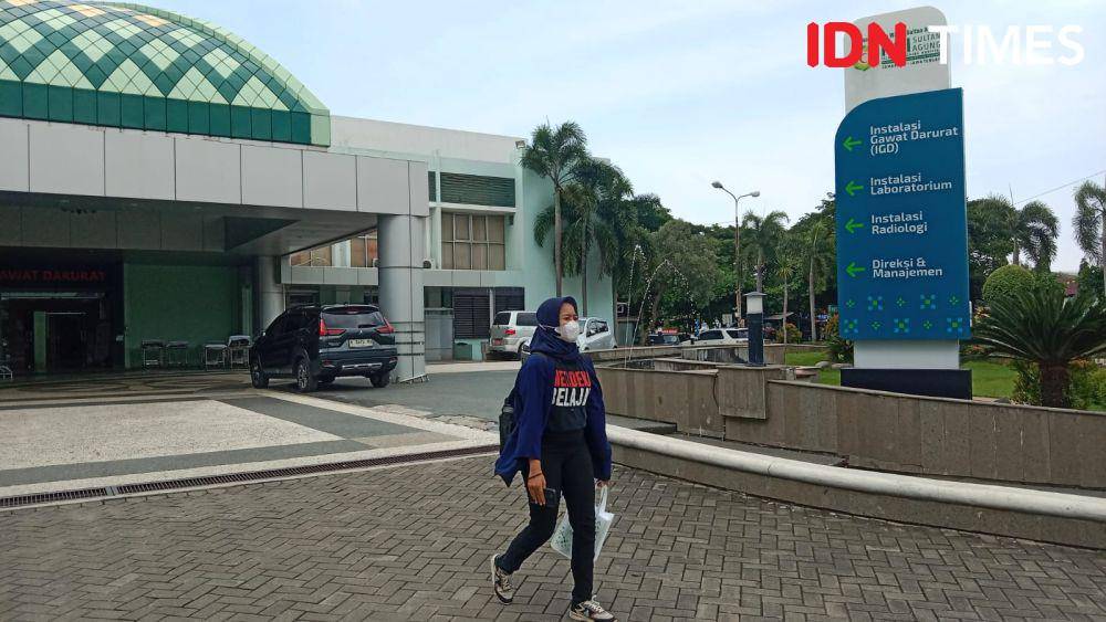 Seorang wartawati berjalan kaki melewati akses jalan IGD RSI Sultan Agung Semarang. (IDN Times/Fariz Fardianto)