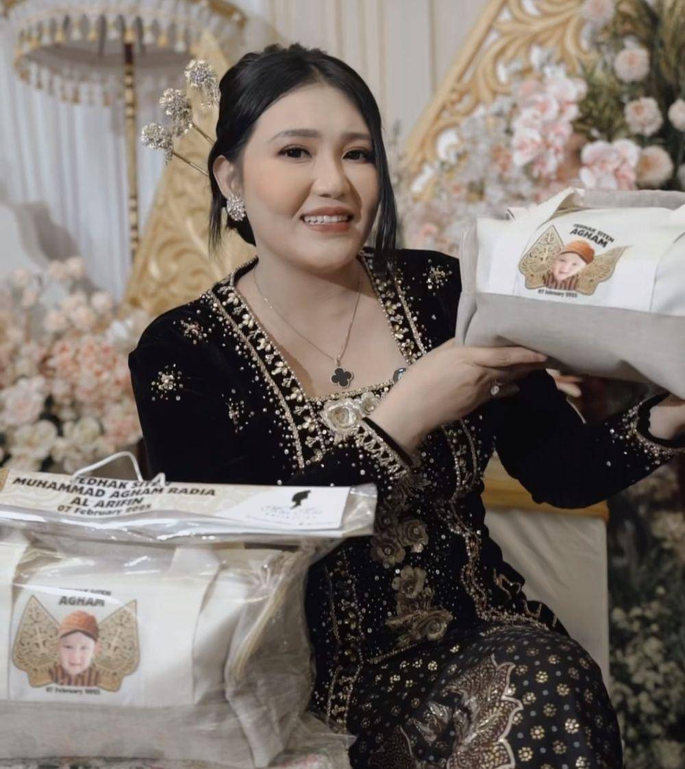 Tedak siten Agham Radia, anak Via Vallen. (Instagram.com/viavallen)