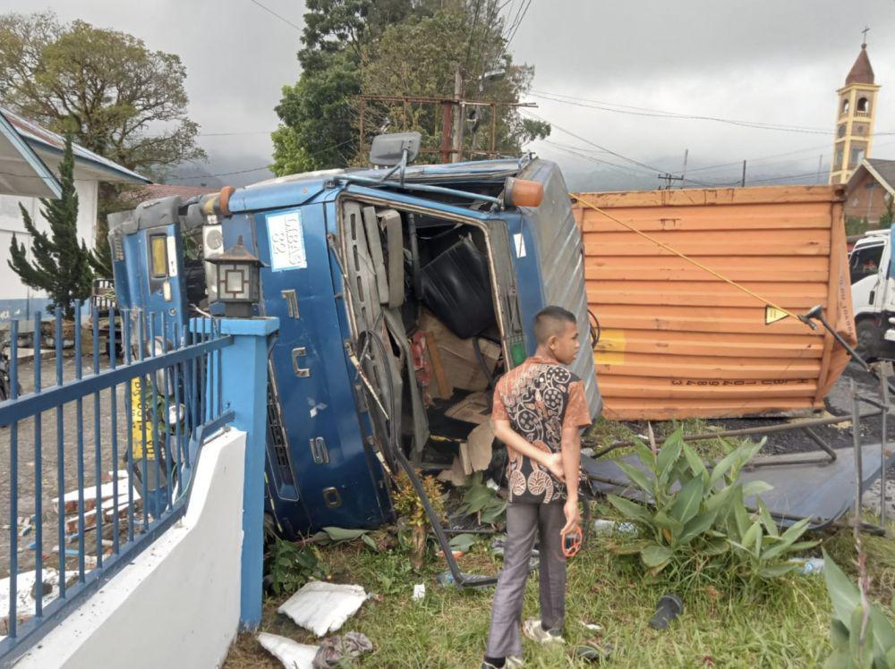 Truk Tronton Alami Rem Blong dan Terguling di Sibolangit