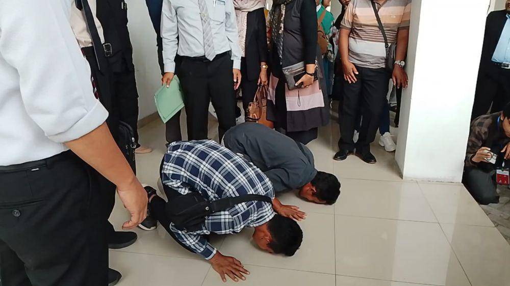 Tergugat Marno dan Wiyono pedagang sayur sujud syukur usai sidang. IDN Times/ Riyanto.